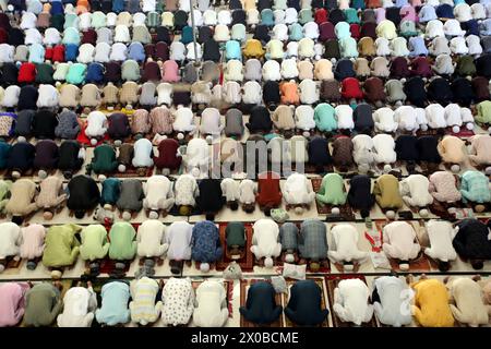 Dhaka, Wari, Bangladesch. April 2024. Muslimische Gläubige bieten Eid al-Fitr Gebete an, die das Ende des heiligen Fastenmonats Ramadan am 11. April 2024 in Dhaka, Bangladesch, markieren. Muslime auf der ganzen Welt feiern Eid al-Fitr, ein zwei- oder dreitägiges fest am Ende des muslimischen Fastenmonats Ramadan. Es ist einer der beiden großen Feiertage im Islam. Während der Eid al-Fitr reisen viele Menschen zu Verwandten und Angehörigen, und Kinder erhalten neue Kleidung und Geld, die sie für diese Gelegenheit ausgeben können. (Kreditbild: © Habibur Rahman/ZUMA Press Wire) NUR REDAKTIONELLE VERWENDUNG! Nicht für kommerzielle ZWECKE! Stockfoto