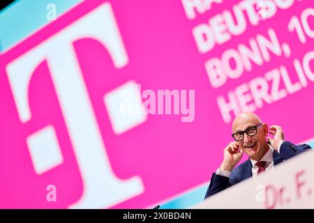 Telekom-Chef Timotheus Tim Höttges, Vorstandsvorsitzender der Deutschen Telekom, spricht zu den Aktionären. Die Aktionäre der Deutschen Telekom sind zur Hauptversammlung im World Conference Center zusammengekommen. Bonn, 10.04.2023 NRW Deutschland *** Vorstandsvorsitzender der Deutschen Telekom Timotheus Tim Höttges spricht mit Aktionären die Aktionäre der Deutschen Telekom haben sich zur Hauptversammlung im World Conference Center Bonn, 10 04 2023 NRW Deutschland versammelt Copyright: XChristophxHardtx Stockfoto
