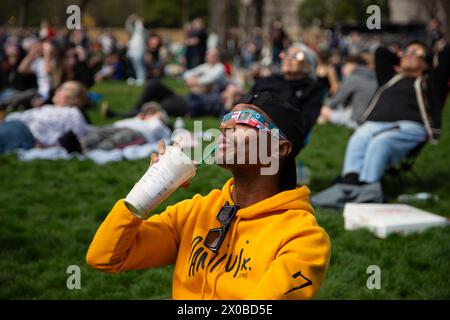 Washington Dc, Usa. April 2024. Tausende von Menschen während einer Sonnenfinsternis beobachten den Himmel in der National Mall, Washington DC. (Foto: Turkhan Karimov/SOPA Images/SIPA USA) Credit: SIPA USA/Alamy Live News Stockfoto