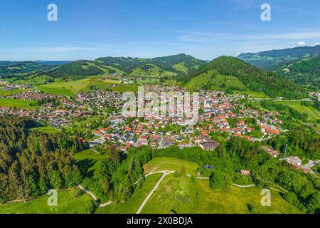 Blick auf Oberstaufen im Naturpark Nagelfluhkette im Oberallgäu Stockfoto