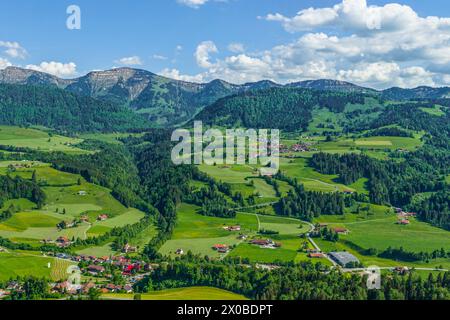 Blick auf Oberstaufen im Naturpark Nagelfluhkette im Oberallgäu Stockfoto