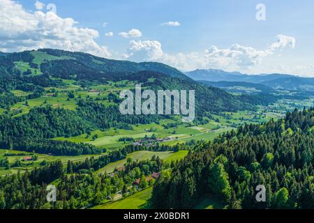 Blick auf Oberstaufen im Naturpark Nagelfluhkette im Oberallgäu Stockfoto