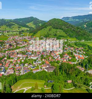 Blick auf Oberstaufen im Naturpark Nagelfluhkette im Oberallgäu Stockfoto