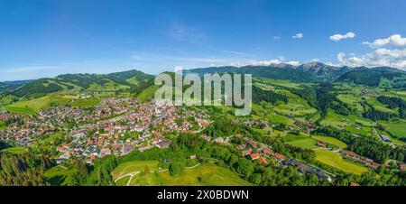 Blick auf Oberstaufen im Naturpark Nagelfluhkette im Oberallgäu Stockfoto