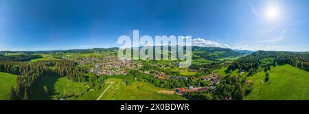 Blick auf Oberstaufen im Naturpark Nagelfluhkette im Oberallgäu Stockfoto