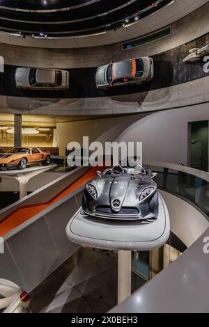 Der Blick auf den Mercedes F400 Carving im Mercedes Benz Museum in Stuttgart. Stockfoto