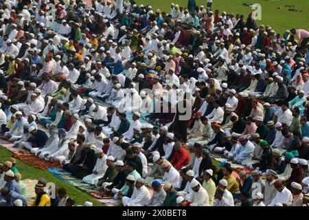 Silguri, Westbengalen, INDIEN. April 2024. Muslimische Gläubige geben im Kanchenjunga-Stadion in Siliguri das Eid al-Fitr-Gebet ab, das das Ende des heiligen Fastenmonats Ramadan markiert. (Kreditbild: © Diptendu Dutta/ZUMA Press Wire) NUR REDAKTIONELLE VERWENDUNG! Nicht für kommerzielle ZWECKE! Stockfoto