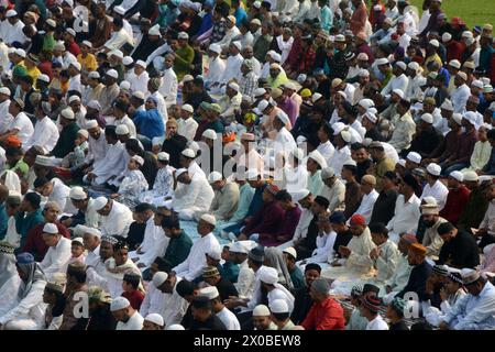 Silguri, Westbengalen, INDIEN. April 2024. Muslimische Gläubige geben im Kanchenjunga-Stadion in Siliguri das Eid al-Fitr-Gebet ab, das das Ende des heiligen Fastenmonats Ramadan markiert. (Kreditbild: © Diptendu Dutta/ZUMA Press Wire) NUR REDAKTIONELLE VERWENDUNG! Nicht für kommerzielle ZWECKE! Stockfoto