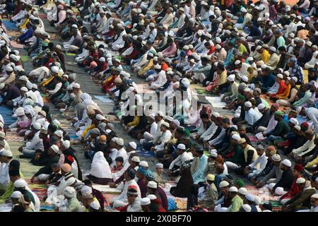 Silguri, Westbengalen, INDIEN. April 2024. Muslimische Gläubige geben im Kanchenjunga-Stadion in Siliguri das Eid al-Fitr-Gebet ab, das das Ende des heiligen Fastenmonats Ramadan markiert. (Kreditbild: © Diptendu Dutta/ZUMA Press Wire) NUR REDAKTIONELLE VERWENDUNG! Nicht für kommerzielle ZWECKE! Stockfoto