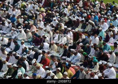 Silguri, Westbengalen, INDIEN. April 2024. Muslimische Gläubige geben im Kanchenjunga-Stadion in Siliguri das Eid al-Fitr-Gebet ab, das das Ende des heiligen Fastenmonats Ramadan markiert. (Kreditbild: © Diptendu Dutta/ZUMA Press Wire) NUR REDAKTIONELLE VERWENDUNG! Nicht für kommerzielle ZWECKE! Stockfoto