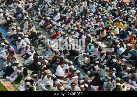 Silguri, Westbengalen, INDIEN. April 2024. Muslimische Gläubige geben im Kanchenjunga-Stadion in Siliguri das Eid al-Fitr-Gebet ab, das das Ende des heiligen Fastenmonats Ramadan markiert. (Kreditbild: © Diptendu Dutta/ZUMA Press Wire) NUR REDAKTIONELLE VERWENDUNG! Nicht für kommerzielle ZWECKE! Stockfoto