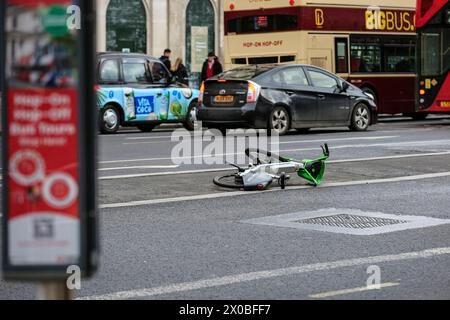 Onlime + Uber Elektro-Tretfahrrad auf der Straße, Westminster, London, England, Großbritannien Stockfoto