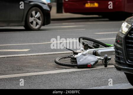 Onlime + Uber Elektro-Tretfahrrad auf der Straße, Westminster, London, England, Großbritannien Stockfoto