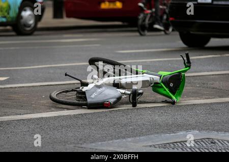 Onlime + Uber Elektro-Tretfahrrad auf der Straße, Westminster, London, England, Großbritannien Stockfoto