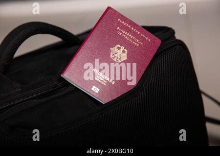 Nahaufnahme eines deutschen Passes in einer schwarzen Reisetasche Stockfoto