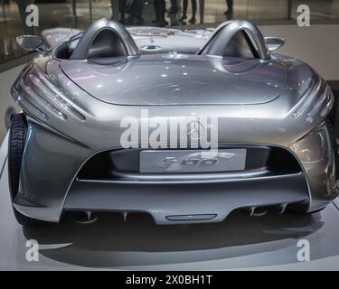 Die Rückansicht des Mercedes F400 Carving im Mercedes Benz Museum in Stuttgart. Stockfoto