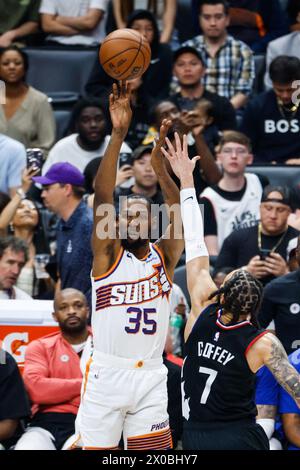 Los Angeles, USA. April 2024. Kevin Durant (L) von Phoenix Suns schießt gegen Amir Coffey von Los Angeles Clippers während des regulären NBA-Saisonspiels 2023-2024 zwischen Los Angeles Clippers und Phoenix Suns in Los Angeles, USA, am 10. April 2024. Quelle: Ringo Chiu/Xinhua/Alamy Live News Stockfoto