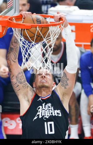 Los Angeles, USA. April 2024. Daniel Theis dunks von Los Angeles Clippers während des regulären NBA-Saisonspiels 2023-2024 zwischen Los Angeles Clippers und Phoenix Suns in Los Angeles, USA, am 10. April 2024. Quelle: Ringo Chiu/Xinhua/Alamy Live News Stockfoto