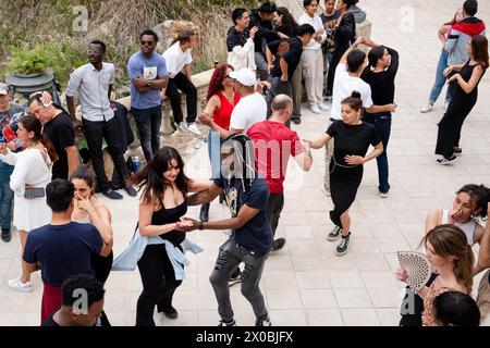 SALSA, STADTPARK, BARCELONA: Paare tanzen auf den Terrassen des monumentalen Springbrunnens von Cascada. Eine schöne katalonische Wochentradition ist die kostenlose Sonntagssalsa-Tanzparty im Parc de Ciutadella, Barcelona, Spanien. Die Leute tauchen auf und tanzen abwechselnd mit einer Reihe williger Tanzpartner. Foto: Rob Watkins Stockfoto