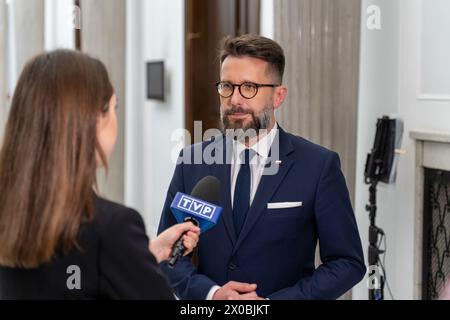 Warschau, Polen. April 2024. Radoslaw Fogiel, Gespräch mit der Presse während der 9. Sitzung des polnischen Parlaments. Während dieser parlamentssitzung diskutierte das parlament über das Recht, Abtreibungen zu legalisieren. Quelle: SOPA Images Limited/Alamy Live News Stockfoto