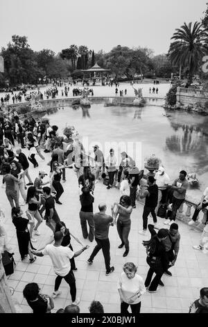 SALSA, STADTPARK, BARCELONA: Ein Meer von Tänzern verliert sich in der Musik. Paare tanzen auf den Terrassen des monumentalen Springbrunnens von Cascada. Eine schöne katalonische Wochentradition ist die kostenlose Sonntagssalsa-Tanzparty im Parc de Ciutadella, Barcelona, Spanien. Die Leute tauchen auf und tanzen abwechselnd mit einer Reihe williger Tanzpartner. Foto: Rob Watkins Stockfoto