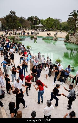 SALSA, STADTPARK, BARCELONA: Ein Meer von Tänzern verliert sich in der Musik. Paare tanzen auf den Terrassen des monumentalen Springbrunnens von Cascada. Eine schöne katalonische Wochentradition ist die kostenlose Sonntagssalsa-Tanzparty im Parc de Ciutadella, Barcelona, Spanien. Die Leute tauchen auf und tanzen abwechselnd mit einer Reihe williger Tanzpartner. Foto: Rob Watkins Stockfoto