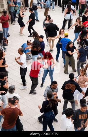 SALSA, STADTPARK, BARCELONA: Ein Meer von Tänzern verliert sich in der Musik. Paare tanzen auf den Terrassen des monumentalen Springbrunnens von Cascada. Eine schöne katalonische Wochentradition ist die kostenlose Sonntagssalsa-Tanzparty im Parc de Ciutadella, Barcelona, Spanien. Die Leute tauchen auf und tanzen abwechselnd mit einer Reihe williger Tanzpartner. Foto: Rob Watkins Stockfoto