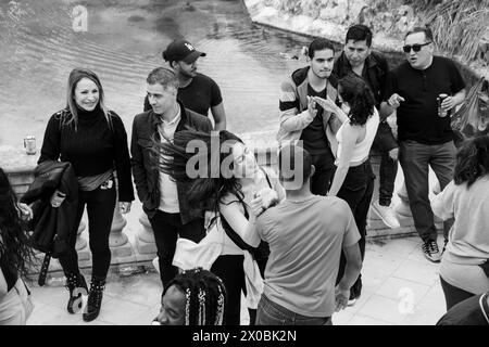 SALSA, STADTPARK, BARCELONA: Paare tanzen auf den Terrassen des monumentalen Springbrunnens von Cascada. Eine schöne katalonische Wochentradition ist die kostenlose Sonntagssalsa-Tanzparty im Parc de Ciutadella, Barcelona, Spanien. Die Leute tauchen auf und tanzen abwechselnd mit einer Reihe williger Tanzpartner. Foto: Rob Watkins Stockfoto