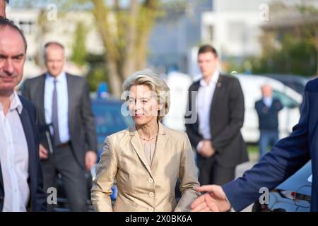 Garching, Bayern, Deutschland - 11. April 2024: Ministerpräsident des Freistaats Bayern Dr. Markus Söder besucht das Max-Planck-Institut für Plasmaphysik IPP in Garching *** EU-Kommissionspräsidentin Ursula von der Leyen bei dem Besuch vom Max-Planck-Institut für Plasmaphysik IPP in Garching Stockfoto