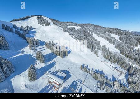Herrliche Bedingungen für Wintersport im Skigebiet am Bolsterlanger Horn im Allgäu Stockfoto
