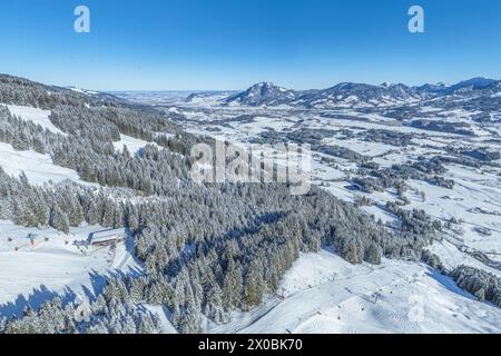 Herrliche Bedingungen für Wintersport im Skigebiet am Bolsterlanger Horn im Allgäu Stockfoto