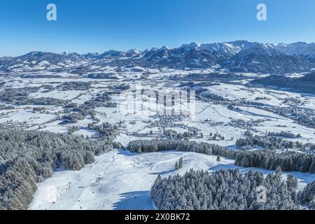Herrliche Bedingungen für Wintersport im Skigebiet am Bolsterlanger Horn im Allgäu Stockfoto