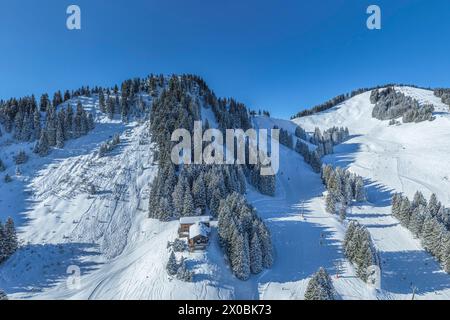 Herrliche Bedingungen für Wintersport im Skigebiet am Bolsterlanger Horn im Allgäu Stockfoto