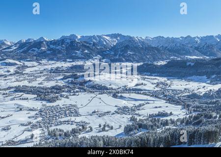 Herrliche Bedingungen für Wintersport im Skigebiet am Bolsterlanger Horn im Allgäu Stockfoto