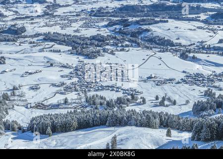 Herrliche Bedingungen für Wintersport im Skigebiet am Bolsterlanger Horn im Allgäu Stockfoto