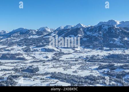 Herrliche Bedingungen für Wintersport im Skigebiet am Bolsterlanger Horn im Allgäu Stockfoto