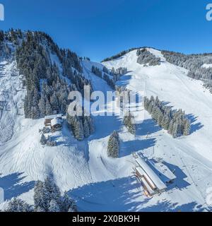 Herrliche Bedingungen für Wintersport im Skigebiet am Bolsterlanger Horn im Allgäu Stockfoto