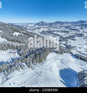 Herrliche Bedingungen für Wintersport im Skigebiet am Bolsterlanger Horn im Allgäu Stockfoto