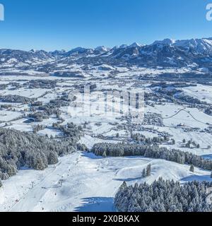 Herrliche Bedingungen für Wintersport im Skigebiet am Bolsterlanger Horn im Allgäu Stockfoto