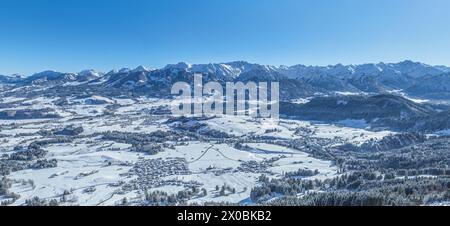 Herrliche Bedingungen für Wintersport im Skigebiet am Bolsterlanger Horn im Allgäu Stockfoto