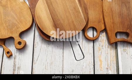 Leere Schneidebretter auf hölzernem Hintergrund. Stockfoto