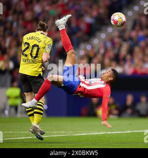 Madrid, Spanien. April 2024. Samuel Dias Lino, bekannt als Samu Lino (R) von Atletico de Madrid und Marcel Sabitzer (L) von Borussia Dortmund, die im Viertelfinale der UEFA Champions League 2023/24 zwischen Atletico de Madrid und Borussia Dortmund im Civitas Metropolitano Stadion in Aktion waren. Endergebnis: Atletico de Madrid 2:1 Dortmund. Quelle: SOPA Images Limited/Alamy Live News Stockfoto