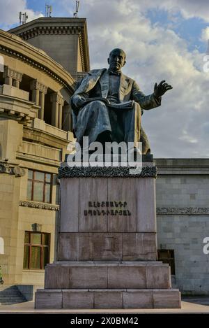 Bronzestatue von Alexander Spendiaryan vor dem hinteren Eingang zum Armenischen Nationaloper und Balletttheater bei Sonnenaufgang. Jerewan, Armenien Stockfoto