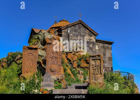 Vor dem Hayravank-Kloster aus dem 9. Jahrhundert am Ufer des Sewan-Sees. Hayravank, Armenien Stockfoto