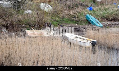 03. April 2024, Mecklenburg-Vorpommern, Hiddensee Vitte: Im Hafengebiet von Vitte liegen Fischerboote vor. Foto: Waltraud Grubitzsch/dpa Stockfoto