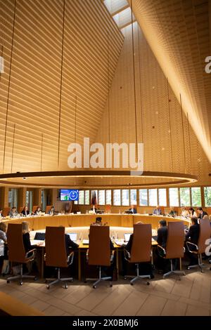 Vaduz, Liechtenstein. April 2024. Allgemeine Sicht auf die Plenartagung. Die liechtensteinische Parlamentsdebatte über Einbürgerungen auf der Landtagung im April 2024. (Foto: Siavosh Hosseini/SOPA Images/SIPA USA) Credit: SIPA USA/Alamy Live News Stockfoto