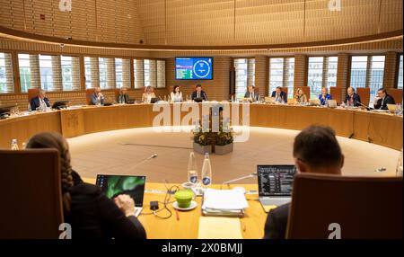 Vaduz, Liechtenstein. April 2024. Allgemeine Sicht auf die Plenartagung. Die liechtensteinische Parlamentsdebatte über Einbürgerungen auf der Landtagung im April 2024. (Foto: Siavosh Hosseini/SOPA Images/SIPA USA) Credit: SIPA USA/Alamy Live News Stockfoto