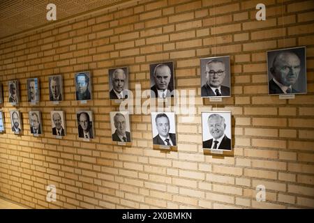 Vaduz, Liechtenstein. April 2024. Die Mauer der Erinnerung an das Parlament Präsidentengeschichte. Der ehrenwerte Frick Albert (erste aus der zweiten Reihe) ist der amtierende Präsident des Liechtensteiner Parlaments. Die liechtensteinische Parlamentsdebatte über Einbürgerungen auf der Landtagung im April 2024. (Foto: Siavosh Hosseini/SOPA Images/SIPA USA) Credit: SIPA USA/Alamy Live News Stockfoto