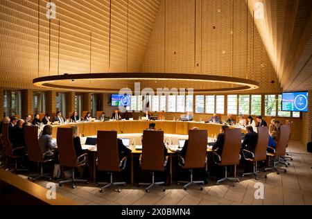 Vaduz, Liechtenstein. April 2024. Allgemeine Sicht auf die Plenartagung. Die liechtensteinische Parlamentsdebatte über Einbürgerungen auf der Landtagung im April 2024. (Foto: Siavosh Hosseini/SOPA Images/SIPA USA) Credit: SIPA USA/Alamy Live News Stockfoto