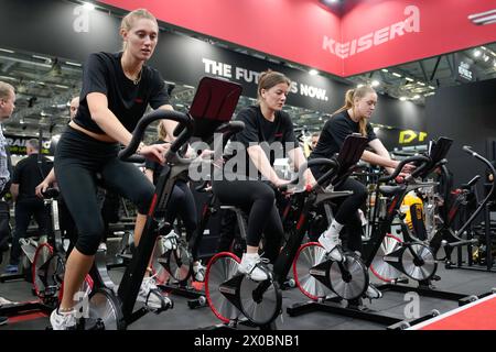 Eroeffnung FIBO 2024 Eindruecke und Impressionen von Sportlern und fitnessbegeisterten Besucherinnen und Besucher beim Testen an Sportgeraeten und Spinning Fahrraeder auf der FIBO 2024, der weltgroessten Messe für Fitness, Gesundheit und Wellness, 11.04.2024, Köln Nordrhein-Westfalen Deutschland *** Eröffnung FIBO 2024 Impressionen und Impressionen von Athleten und Fitnessbegeisterten, die Sportgeräte und Spinnräder auf der FIBO 2024, der weltgrößten Messe für Fitness, Gesundheit und Wellness, 11 04 2024, Köln Köln Nordrhein-Westfalen, testen Stockfoto